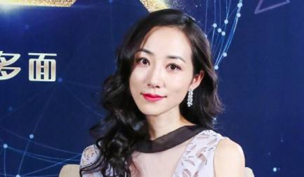 韓雪的背景很強大，她的丈夫被扒出，實力也很強，但她還是很努力