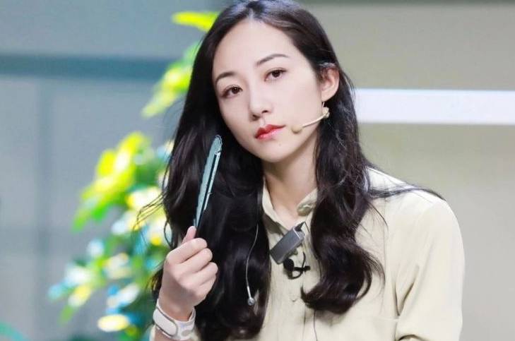 韓雪的背景很強大，她的丈夫被扒出，實力也很強，但她還是很努力