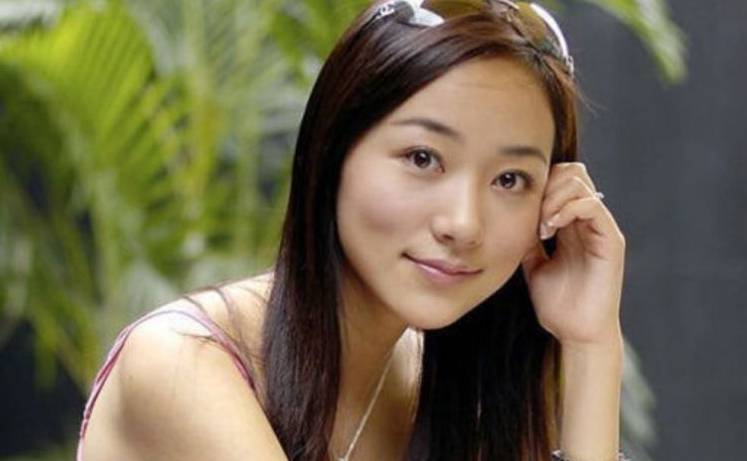 韓雪的背景很強大，她的丈夫被扒出，實力也很強，但她還是很努力