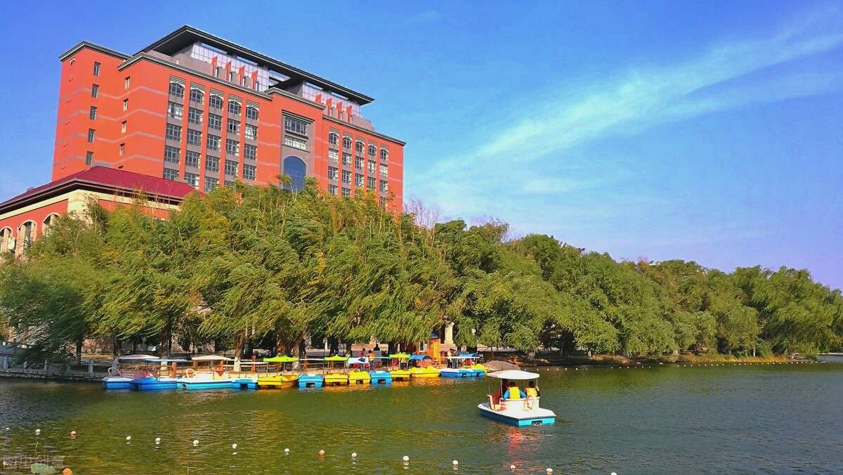 錦州一座不大的省轄市，擁有的三所的大學，二本批次值得報考