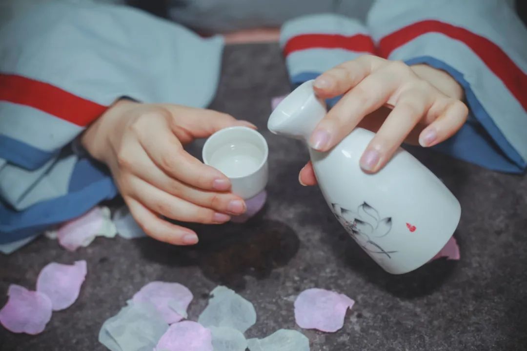 朋友圈曬花的唯美句子,落花的唯美詩詞句子