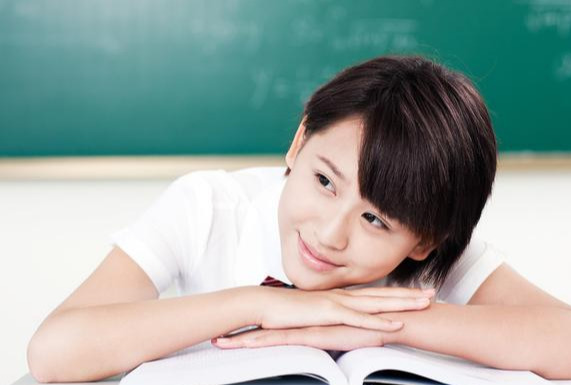 女兒：同桌總摸我。媽媽教女兒的應對方式，決定女兒未來是否幸福