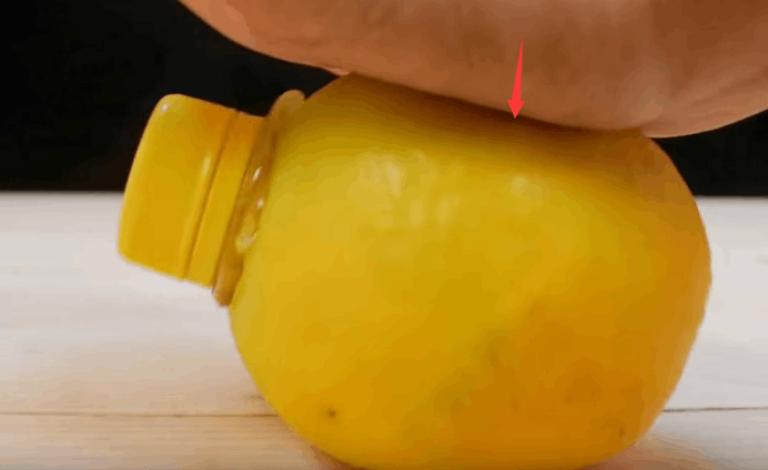 小伙無聊將橙子挖個小洞，結果網友看完后卻紛紛效仿