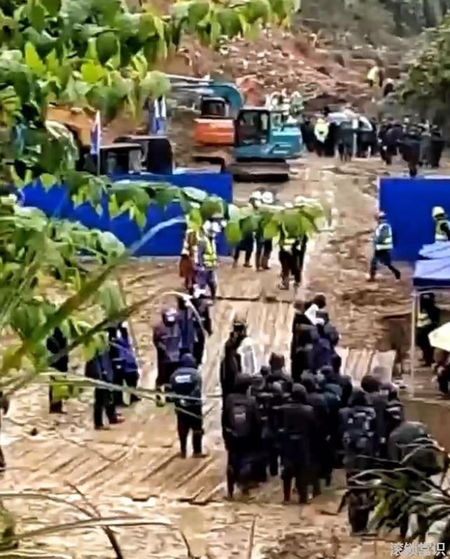 空難搜救現場家屬呼喊“接你回家”