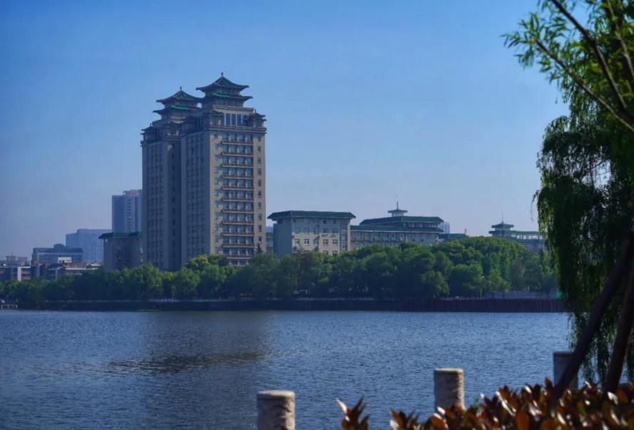 中南民族大學圖書館（中南民族大學校內雙子塔圖書館）