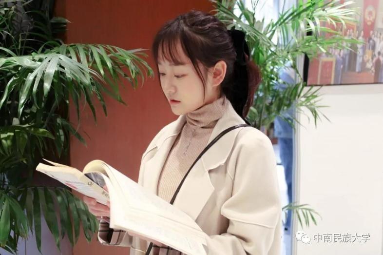 中南民族大學圖書館（中南民族大學校內雙子塔圖書館）