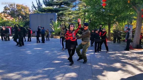 大媽跳舞過于陶醉把自己轉到湖里（大媽跳舞掉水里成落湯雞）