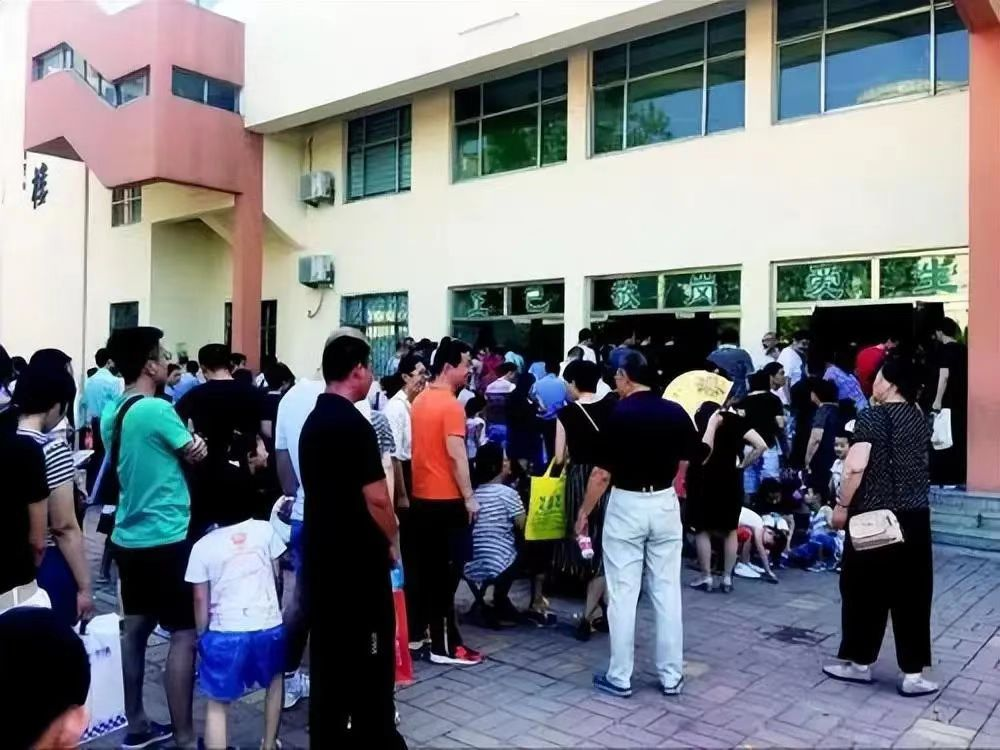 河南一小學(xué)禁止騎三輪接孩子，目的是校門口禁三輪車治擁堵