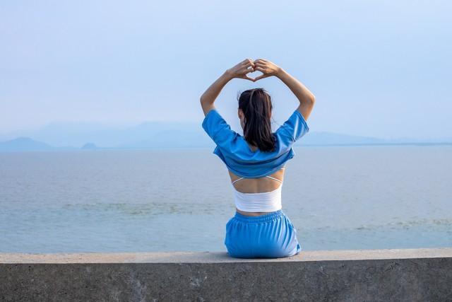 男生看到驚艷的女生什么表現(xiàn)(男人看到美女時(shí)的一系列反應(yīng))