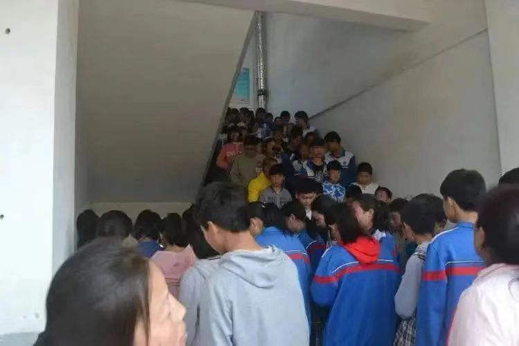 河南一小學(xué)禁止騎三輪接孩子，目的是校門口禁三輪車治擁堵
