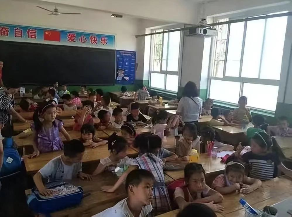河南一小學(xué)禁止騎三輪接孩子，目的是校門口禁三輪車治擁堵